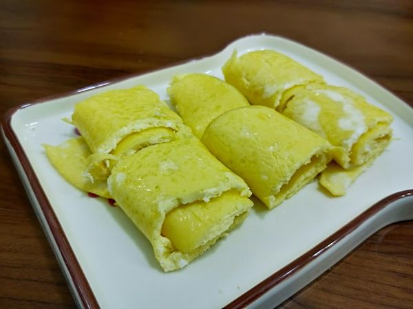 3顆雞蛋先打散，可以保留些蛋白（外觀看起來會更美），加入20cc的鮮奶（保久乳）攪拌均勻後就可以下鍋煎囉~用不沾鍋還是要下點油，蛋皮看起會更油亮，蛋汁下鍋後蓋上鍋蓋轉小火直接悶煎，大約3~5分鐘後開蓋翻面在稍微悶30秒就可以捲起來盛盤上桌囉！！