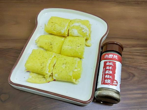 保留蛋白煎起來就會像這樣，有著美美的紋路❤❤稍微灑點椒鹽粉（Ni媽家獨愛小磨坊的鹹酥雞椒鹽）就很美味了，對於健身後補充蛋白質也是很好的選擇，覺得太單調也可以加點肉鬆，鮪魚，或是喜歡的食材捲成更美味的鮮奶蛋皮捲！！