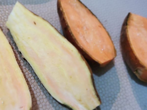 地瓜清洗後，對半切