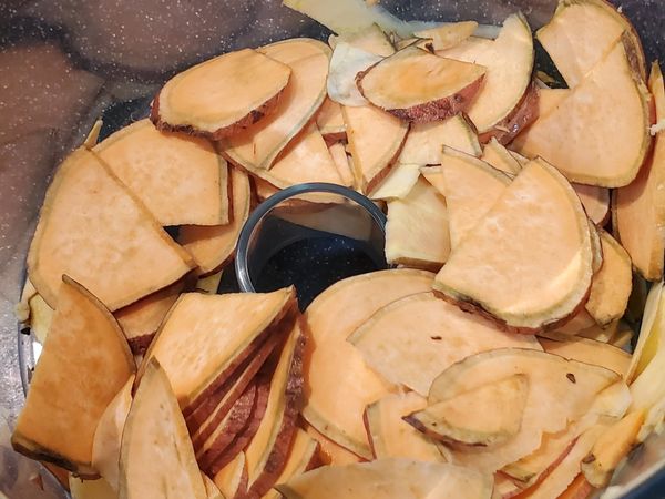 用食物調理機切成薄片。

#也可自己手動切片