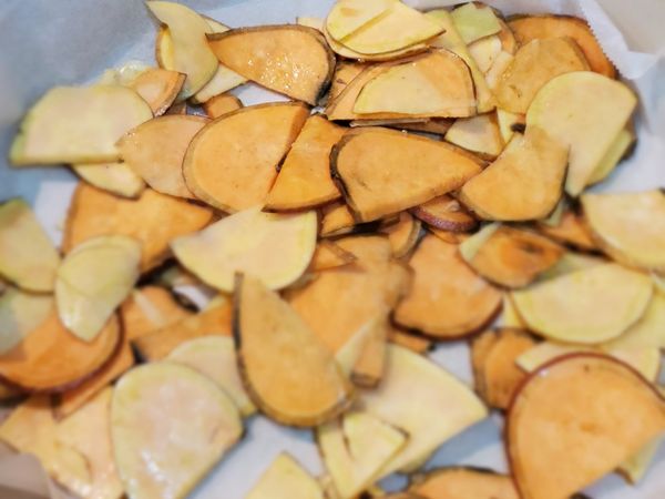 糖，鹽，橄欖油與地瓜攪拌均勻