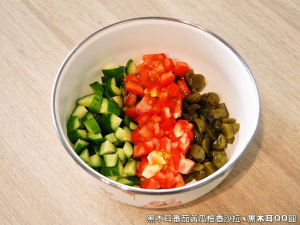 將黑木耳QQ圓(抹茶)，分切成丁狀，小黃瓜與牛番茄也切丁後，一同放入碗內。