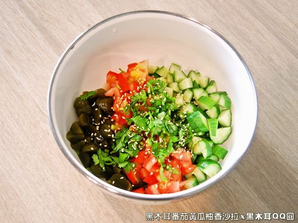 將香菜切碎後，放入碗中，再倒入柚香檸檬拌醬、白芝麻與黑胡椒粒。
