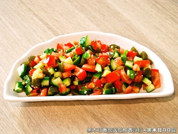 最後將所有食材相互拌勻後，即可盛盤享用，吃來清爽不油膩。