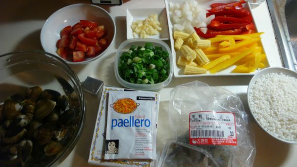 備料：
洋蔥、番茄切丁
青椒、玉米筍切長條狀
蛤蜊吐沙、蝦洗淨(帶殼或去殼皆可)