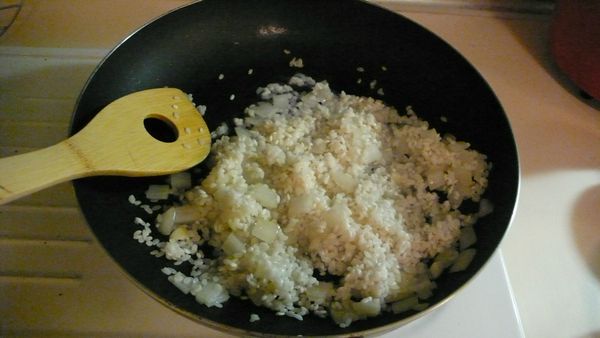 熱油鍋，爆香蒜末，加入洋蔥丁炒香
再加入米飯拌炒，約3分鐘