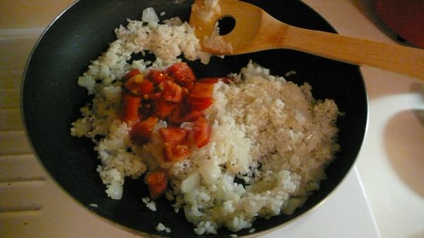 加入番茄丁繼續拌炒約5分鐘