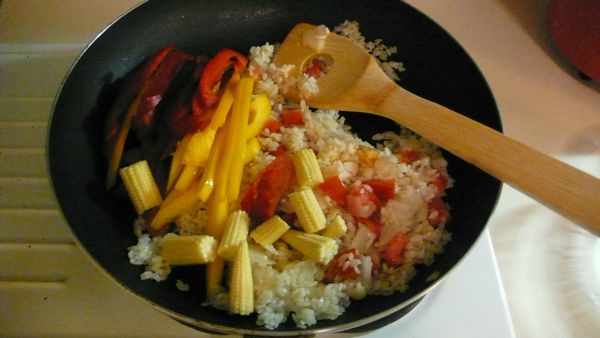 加入剩下的蔬菜稍稍拌炒
接著加入米杯兩倍水量及雞湯塊