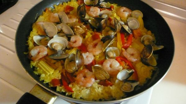 待蛤蜊打開、蝦轉紅後就可開鍋蓋，等待海鮮的鮮甜及剩餘水分吸收進米飯中。
米飯最外圍呈現略乾的狀態就可以熄火，等待約3分鐘讓最後的水份吸收進米飯中，就大功告成囉！