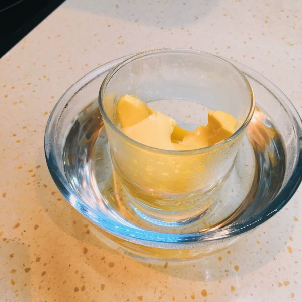 將無鹽奶油隔熱水加熱至化成一灘奶油