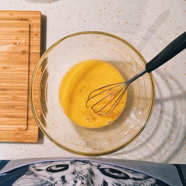 將雞蛋、細砂糖、香草精及無鹽奶油混和均勻