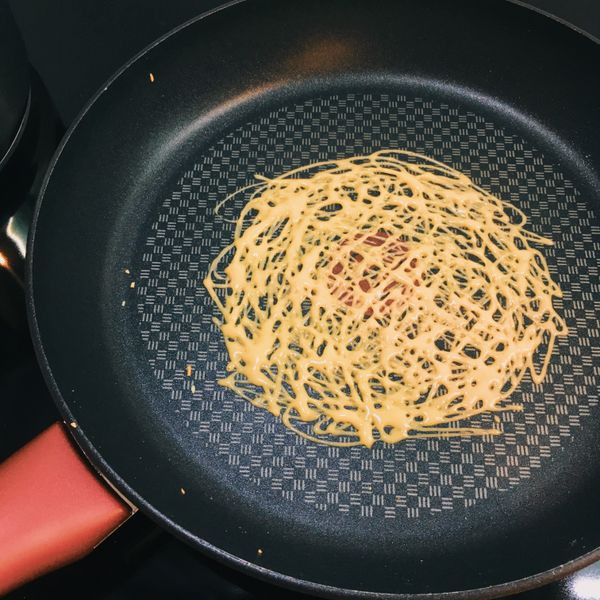 開小火，將步驟6一絲一絲地擠入不沾鍋
稍微定型時，速速鏟起來放到砧板上，捲起來～
重複動作到食材用完為止