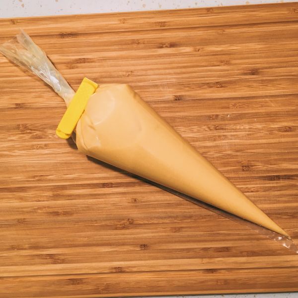 將步驟5倒入擠花袋，嘴巴剪開一個hen小hen小的洞