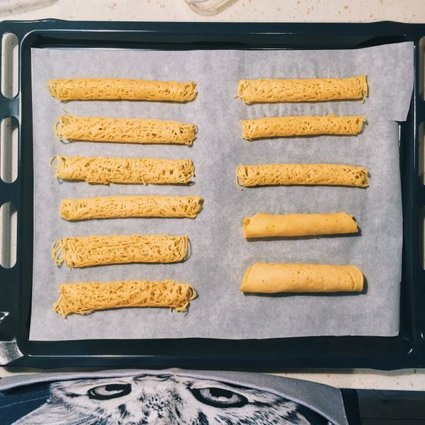 來人，送進烤盤裡！
烤箱上下火150°C，烤它個10分鐘

今日主題是公主蕾絲蛋捲
那麼右下角兩支就是王子蛋捲了（少婦腰很痠啊）