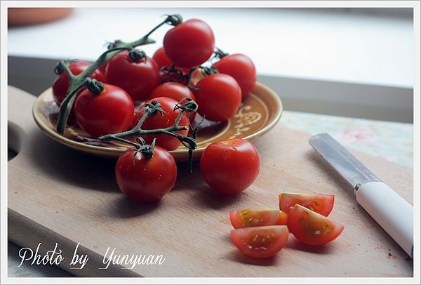 小番茄甜度較高，熱量也比較高喔! 所以用大番茄也可以。但是mini款比較"幼秀"，比較好甲款啦..
另一個用小番茄的原因是，切的比較小可以用湯匙舀，很方便配法國吐司吃。