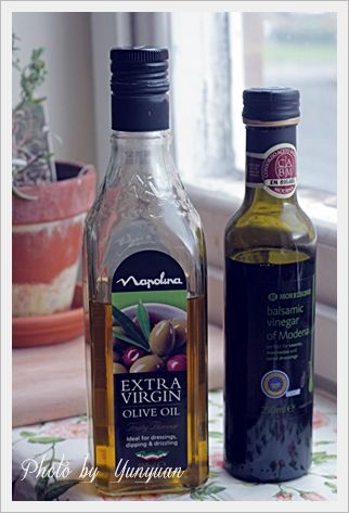 步驟超簡單，蒜頭2辦切碎末，新鮮蘿勒數片，揉一揉再切碎末。接著Balsamic vinegar(義大利黑醋)，黑醋2tbsp、初榨橄欖油2tbsp、磨點胡椒、加點鹽，等10分鐘讓味道彼此融合!