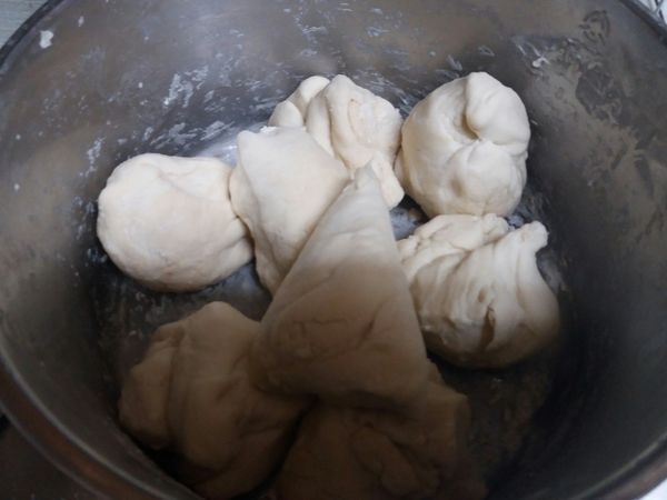 切分成8個小麵團，一個約重150克。