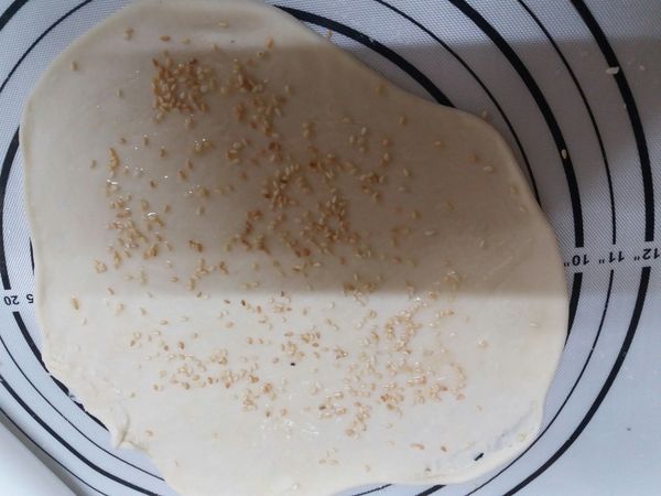 灑上少許白芝麻粒。