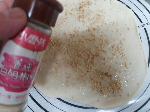 灑上白胡椒粉。喜歡咖哩味或香蒜或義式香料可以更換😄