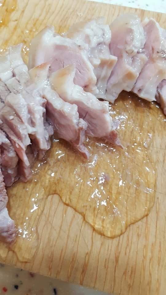 三層肉稍微川燙以後連水一起放電鍋外鍋兩杯水， 喜歡吃很軟的人就多燉幾次， 湯汁留著可 煮其他的湯品