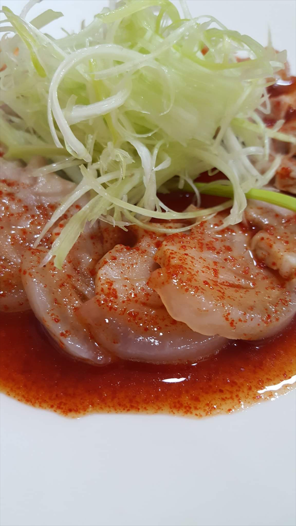 蒜苗和蔥切絲泡水