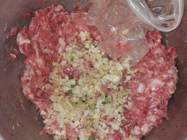 絞肉放入酸薑 醬汁等醃製入味  再放入泡菜一起攪和