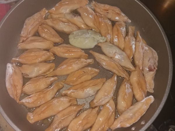 先熱鍋之後再放入泡菜餃子 之後可再放麵粉水讓表皮更加焦脆