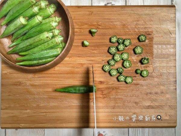 將步驟1的秋葵去除蒂頭，再切成星星狀備用。
