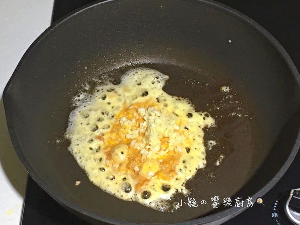 鍋內倒入1大匙的油，將步驟1的蛋黃放入炒至起泡。(香氣較夠也較易裏住食材)