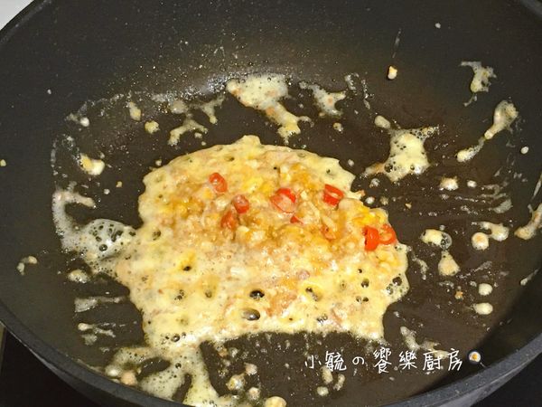 放入蒜末及辣椒圈炒香。