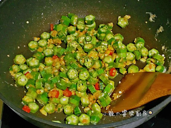 最後加入步驟2的秋葵拌炒至熟透即可。（若鹹度不夠，可加入少許蛋白增加鹹味）