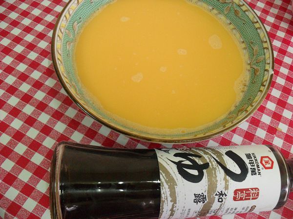 再加入龜甲萬料亭和露鰹魚拌勻，放入電鍋蒸。
(外鍋放兩杯水)