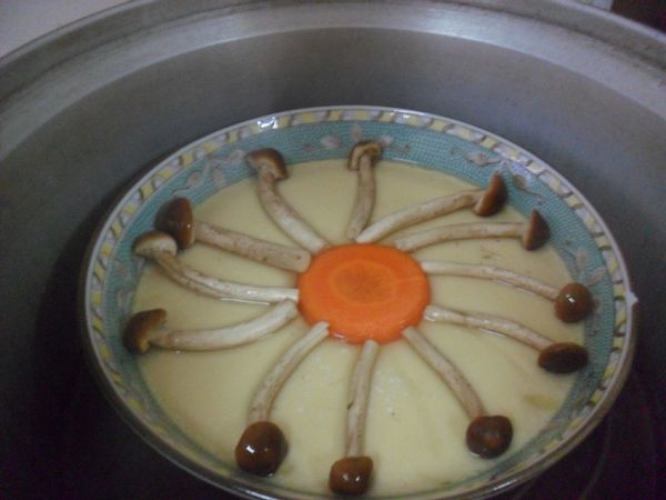 枊松菇和紅蘿蔔洗淨備用。