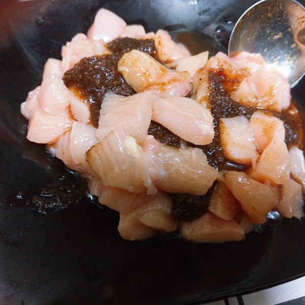 雞肉切丁狀，用少許的沙茶醬(從90克中取少量)和鹽、糖抓醃5分鐘。