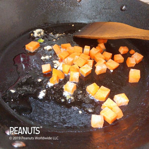 再加入紅蘿蔔丁炒熟。