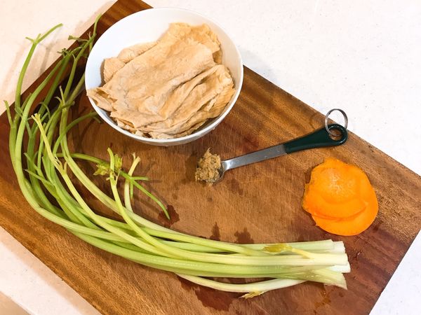 炸豆皮-先用熱水川燙去油脂-瀝乾備用。
芹菜-去除頭部和葉子-洗淨-瀝乾備用