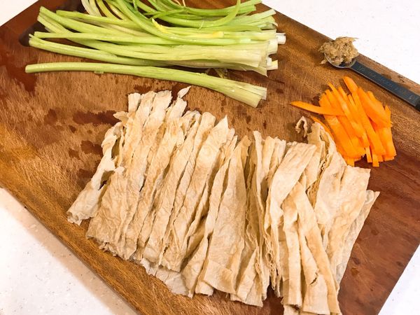 豆皮切絲備用。
芹菜可以用刀背先拍打幾下-切段備用。
紅蘿蔔-切絲備用。