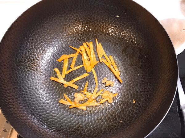 熱鍋-油-薑末先半炒香