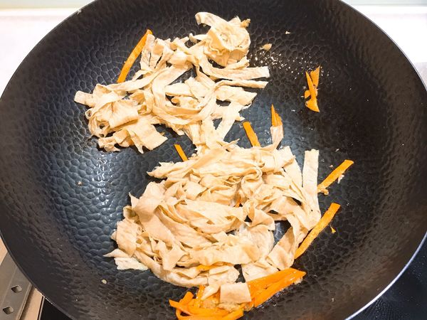 加入炸豆皮拌炒勻