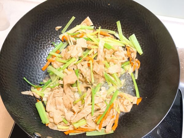 最後加入水-鹽-昆布粉大火快速拌炒熟即可起鍋。