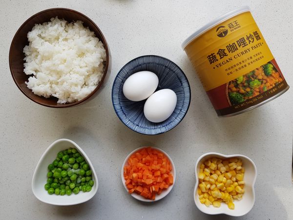 準備
白飯、雞蛋、青豆仁、紅蘿蔔、玉米粒、蔬食咖哩炒醬