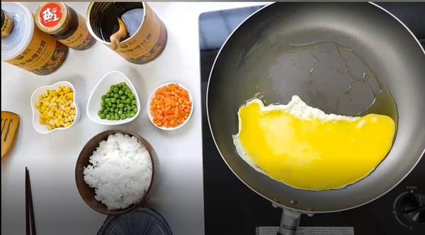 熱鍋下油，先炒雞蛋，盛起備用