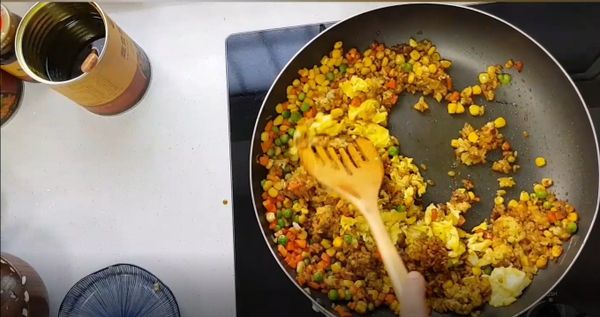 加入炒好的雞蛋拌炒均勻