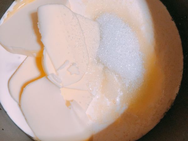 鮮奶油+無鹽奶油+糖裝至鍋子裡，小火加熱至奶油及糖溶化，煮的時候要不停的攪拌，以免燒焦