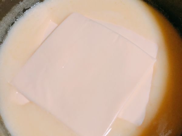 步驟1的材料完全混合後，加入起司片