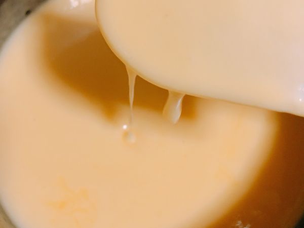 小火煮至全部材料溶化、混合均勻，高鈣起司醬就完成了