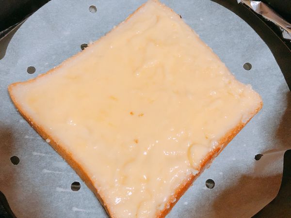 厚片土司，抹上厚厚的高鈣起司醬後，放入氣炸鍋，以180度氣炸4-5分鐘，就完成囉