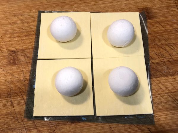 酥皮切成四等份，放上湯圓