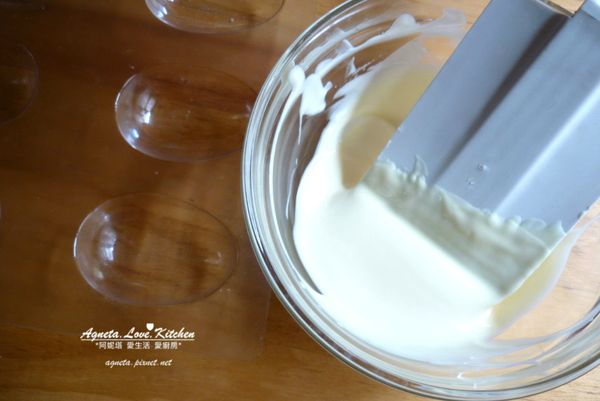 巧克力隔水加熱融化，滴入食用色素(通常一滴就可以了)。