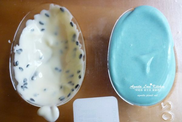 融化巧克力倒入模型裡，如果要做實心蛋就等到完全涼透後脫膜。